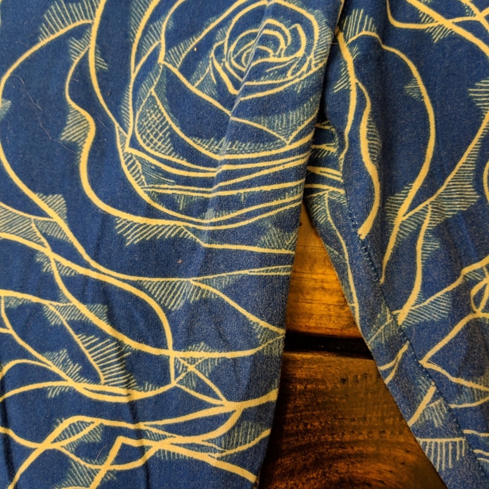 LuLaRoe Blue Roses TC - Picture 3 of 3
